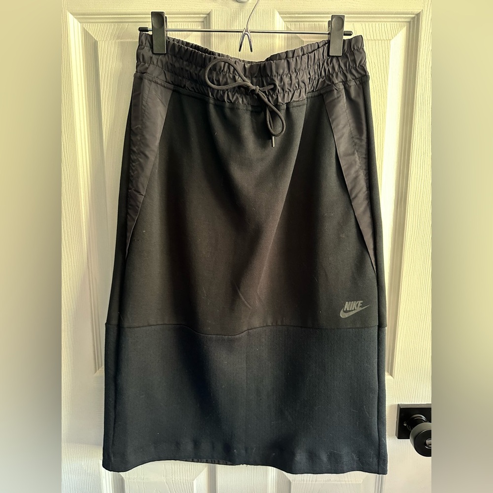 Nike Black Windrunner Midi Skirt